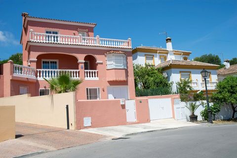 Located in an urban center where you can walk all the necessary services for your daily life, very close to the prestigious urbanization of Sotogrande, in a location very close to both Marbella and Gibraltar we present this independent house that by ...