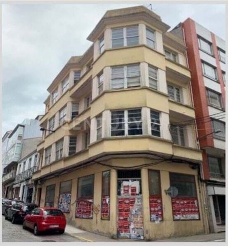 Möchten Sie ein Haus in Ferrol kaufen? Wohnsiedlung in einem fünfstöckigen oberirdischen Gebäude mit Aufzug. Sie befinden sich in der Gemeinde Ferrol in der Provinz A Coruña. Die Häuser bestehen aus einer Küche, einem Wohn-Esszimmer, einem Schlafzimm...