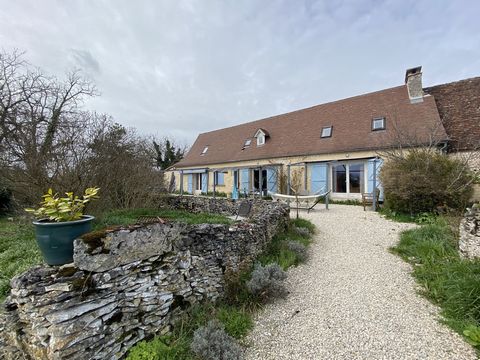 Very beautiful farmhouse full of charm, located in a peaceful hamlet on the causse, offering a sublime view of the Dordogne valley. This house is composed of 1 bright living room with semi-open kitchen, 2 bedrooms, 1 shower room and 1 toilet on the g...