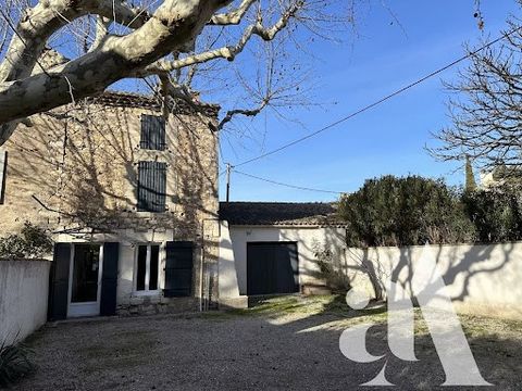 For sale in Molleges. Charming 3-bedroom semi-detached mazet, ideally located near the center of the village of Mollégès, offering around 120 m2 of living space on 500 m2 of land. The house is just 5 minutes from Eygalières, 15 minutes from St Rémy d...