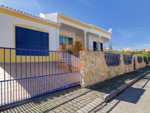 Single-storey house in excellent condition in the prestigious Quinta do Sobral This charming single-storey house, located on a quiet street in the prestigious Quinta do Sobral, offers an exceptional quality of life. With a generous plot of 750 square...