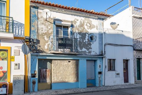 This property is located in the center of the city - Rua 5 de Outubro where all services, transport and commerce are available. Easy parking. Strong points of the city: Rio Sado with all its history and charm; Gastronomy; proximity to beaches; Calm A...