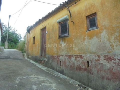 Excellente opportunité Deux maison à Taveiro, à reconstruire. Surface du terrain 350 m2, surface de construction 120 m2. Reconstruire à votre goût, dans un endroit privilégié avec un accès rapide et facile aux autoroutes. Les maisons sont situées dan...