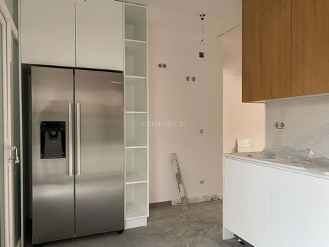 Building with 4 apartments T2 typology. Values between 285.000 and 340.000. Description of the building: R/c: Garage with two parking spaces for each fraction, access to patio with 65m2 located at the rear of the building. 1st Floor: 1º Esq.: Gross A...