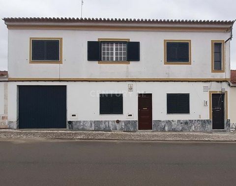 Apartment located in the village of Fronteira with a generous area of 167m2 of gross private area inserted in the 1st floor of a building. In need of some improvements. Consisting of 4 bedrooms, a living room, kitchen, 2 bathrooms. This could be the ...