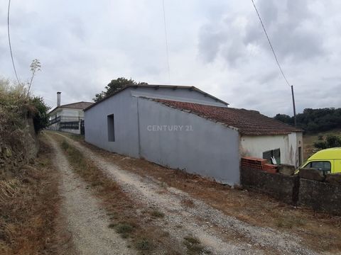 Farm about 25 Kms from Lisbon, with a villa for reconstruction and total rehabilitation, with caderneta predial urban and rustic. This quintinha is in a pleasant place with a land with more than 8.000 m2, with fruit trees, such as cherry trees, fig t...