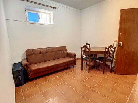 Located in the center of Nazaré, this is the perfect apartment for your holidays, just meters from the beach, the municipal market, typical restaurants and all services. From this apartment you can move to any point of Nazaré on foot without any hass...