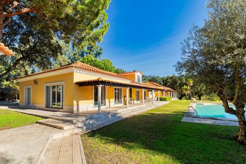Magnificent farm in the heart of Ribatejo, located just 40 minutes from Lisbon, about 10 minutes from Santo Estevão Golf and Vila with the same name. This stunning 4,5 hectare luxury property is surrounded by a natural landscape, with plenty of priva...
