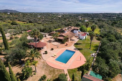 Exceptional Quinta full of details and features with several annexes, swimming pool, carob trees, olive trees, fruit trees and many other trees and plant species. With an unusual potential, both for agriculture and for events. A very rare product in ...