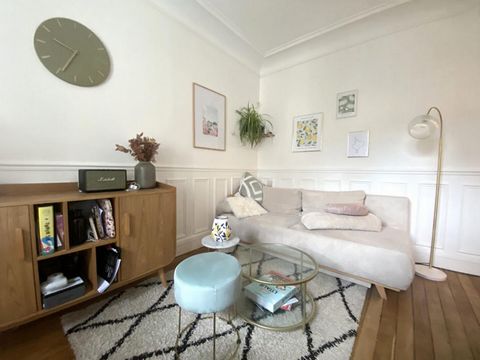 PARIS 14 - Alésia / MONTSOURIS - EXCLUSIVITY. Beautiful Haussmann-style T2 flat on the 5th floor with elevator, in immaculate condition, located 7 minutes' walk from the Alésia metro station and Parc Montsouris, 10 minutes from the Denfert-Rocherau R...