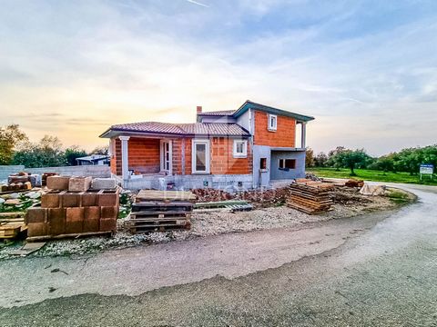 Location: Istarska županija, Poreč, Poreč. Poreč, surroundings, modern house with an Istrian accent! This modern house of 230 m2 is located on a plot of land of 727 m2. The house is spread over two floors and consists of a spacious living room which,...