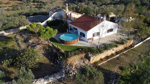 Découvrez Votre Maison de Rêve en Algarve Aperçu : Nichée dans le charmant village de Pêra, Albufeira, Algarve, cette propriété offre une opportunité exceptionnelle pour ceux qui recherchent un refuge serein et spacieux, à seulement 10 minutes en voi...