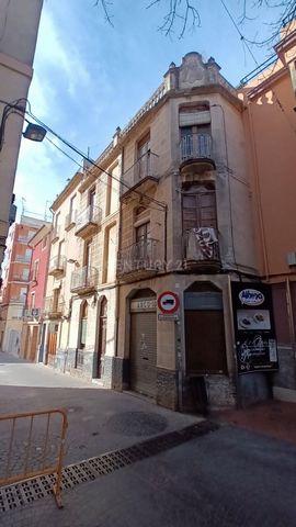 Unique opportunity! Building for sale in the heart of Ibi! Are you looking to acquire a building in Ibi? This is your chance! Exclusively, we offer you a magnificent building that consists of 4 floors and 2 commercial premises, ready to renovate acco...