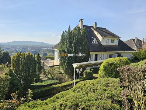 Love at first sight guaranteed! Come and discover this charming property on the heights of Joigny offering an exceptional view of this pretty town. Let yourself be seduced by this property bathed in light and offering beautiful volumes. It consists o...