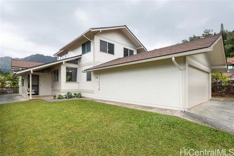Lush Maunawili Estates - Kailua Nestled within the surrounding peaceful mountain range, this inviting home is located in a cul-de-sac, offering a perfect retreat from the bustle of everyday life. The versatile floor plan features a separate living ro...
