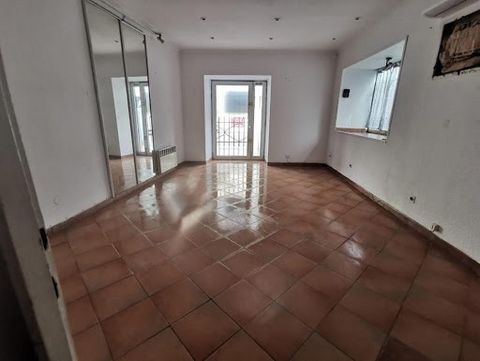 Exclusivity! Visits are possible from Monday to Sunday after creditworthiness has been calculated. Bezouce, ideally located, this building of 128.50 m2 offers an excellent profitability with a potential of 1250 euros! On the main road and very close ...