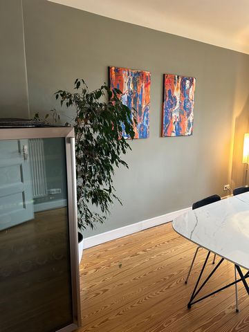 I am renting out my stylishly furnished 3-room flat in Hamburg Winterhude for 4-18 months. The flat is in a very quiet location and offers every conceivable amenity, from a wine fridge and Weber grill on the balcony to a fully equipped kitchen. Optio...