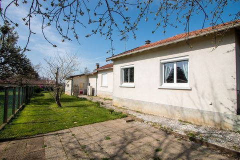 Charming single-storey house ideally located between Feytiat and Panazol, just 1 km from the town centre. Built in the 60s, the house was completely renovated in 2018 giving it a modern and welcoming interior. The spacious living room of approximatel...