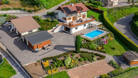10 minutes from Annecy, in the town of Pringy, this prestigious villa of 180 m2 will charm you with its breathtaking view of Lake Annecy and the mountains. Built on a plot of 2,238 m2, it consists of two independent living spaces, with a total of 4 r...