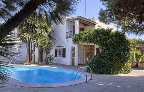 TEMPORARY RENT FROM APRIL TO OCTOBER OR SALE! Beautiful House of 2 floors, located in the surroundings of Sant Jordi consists of: 4 bedrooms upstairs with 2 WC, 4 bedrooms downstairs with 2 WC, Swimming pool 3 levels with color leds, Huge barbecue, 3...