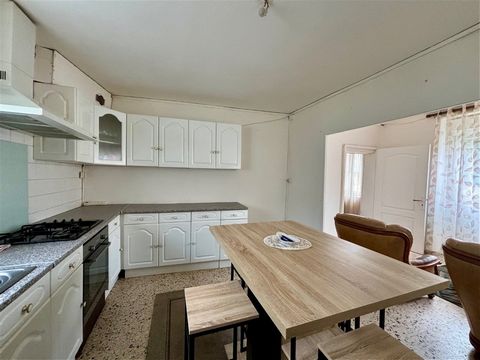 In the town of Espère, this type 2 apartment would be ideal for an investor or anyone wishing to live in a small ground floor apartment, therefore on one level. Located on the ground floor of a house made up of 2 lots, this apartment consists of a sm...