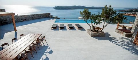 Villa de luxe sur trois niveaux à vendre à Plaka – Elounda (Préfecture d’Agios Nikolaos – Crète orientale Surface du terrain : 2.454 m² Total couvert : 416,22 m² Véranda non couverte : 640 m² Occupation maximale : 12 personnes 3 Étages 6 Chambres ave...