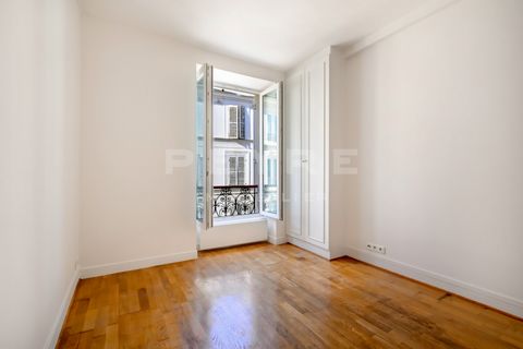 Gros Caillou / rue de Grenelle. Studio of 15.04 m2 located on the 4th floor with elevator in an old building of good standing. The layout is as follows: entrance, living room, fitted kitchenette and bathroom with toilet. In very good condition. Highl...