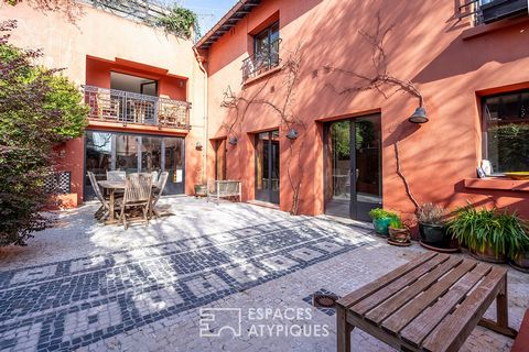 Located between the Lilas town hall and Galliéni, Architect's villa of about 240m2, nestled in a secure high standing residence On the ground floor, a large living room bathed in light of about 70m2, a fully fitted kitchen equipped with a double cook...