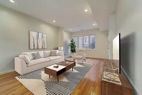 This Triplex garden townhouse at the Parkview Condominiums has it all. From its multiple private spaces to its abundance of space, you fall right at home here. The townhouse-like space offers you the privacy of a house, while the condominium ownershi...