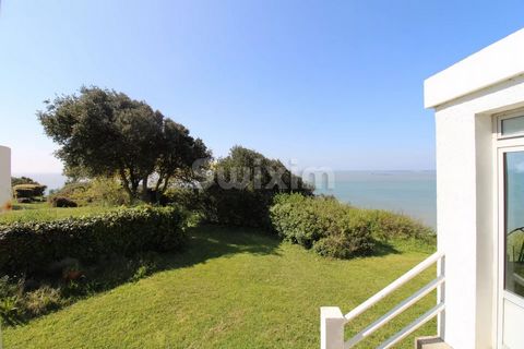 Réf 67342JMDB : Waterfront property. Exceptional location for this architect-designed house, built in 1961 on a plot of over 2600m2 with direct access to the beach. You'll love the uninterrupted sea views and the magnificent, sun-drenched garden. Thi...