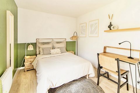 Welcome to Puteaux! This is where we offer you the opportunity to rent this beautiful 14 m² bedroom. Located in a large 100 m² flat, it has a sleeping area and an office, both just waiting for you. Fully furnished, it is decorated in white and green ...