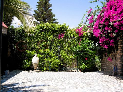 Je vous propose cette magnifique maison traditionnelle sur l'île de Djerba. Villa de plein pied, se trouve à 500 m de la plage et dans une zone urbaine, elle est construite 100% en pierre. Descriptif intérieur : Salon salle à manger, cuisine entièrem...