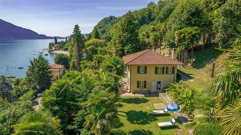 Elegante antieke villa met park in Oggebbio, met bijgebouw en strand aan het meer, op een unieke locatie met uitzicht op het Lago Maggiore, met een goedgekeurd project voor de aanleg van een aanlegsteiger en oprijlaan NEEM CONTACT MET ONS OP VOOR EEN...