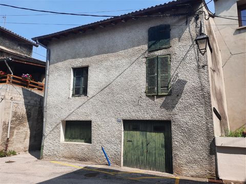 CENTER LAGNIEU - Privileged location for this village house sold on plateau to be converted, quiet in a dead end, a stone's throw from all the amenities that Lagnieu offers: Schools, shops as well as numerous sporting and associative activities... Cl...
