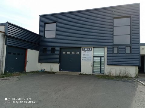 15 minutes from the A6, the A40 and the N 79, this building of 540 m² on the ground + 1 floor of 270 m2, has a car park of about 450 m². Located in a fast-growing craft area, in the heart of Beaujolais, in the town of Lancié, I offer you this commerc...