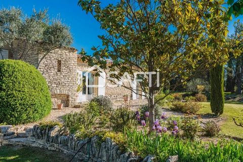 This property located in Gordes offers you an exceptional and charming setting. It has a large, bright and refined living space, which opens onto a shaded terrace made of natural stones. From here you can admire the swimming pool and the lush garden....