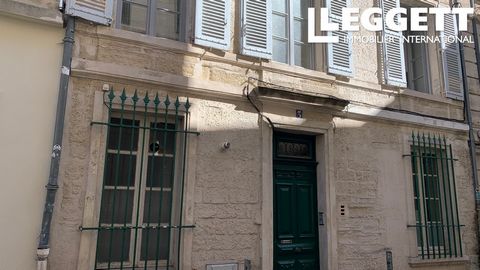 A28078CHS84 - Very attractive three-storey building in the heart of Avignon, a stone's throw from the university and close to all amenities. Entirely renovated, it comprises three type 2 flats sold furnished with appliances and a studio currently ren...