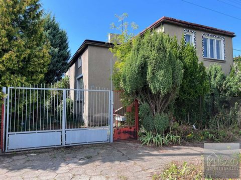 A single-family house for sale in Łęczyca at 60 Pułku Piechoty Wielkopolska Street with a usable area of 110 sqm. A one-storey house with a basement and an attic. Five rooms, kitchen, bathroom with w.c. The house was built in the middle of the last c...