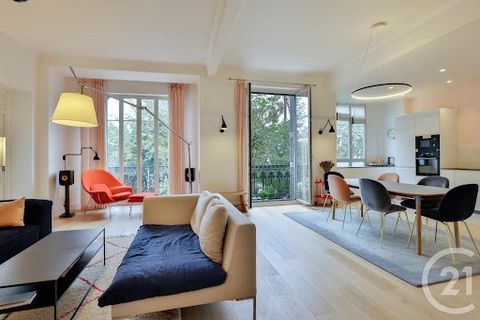 Nice boulevard Dubouchage - 4 bedroom apartment of 143sqm located in a beautiful bourgeois building with elevator, close to all amenities. This apartment completely renovated consists of, an entrance, a large bright living room of 50sqm with fitted k...
