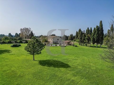 SAINT REMY DE PROVENCE AREA - EXCLUSIVITY - Alpilles Immersive 3D virtual tour available on our website. Just 10 minutes from Saint-Rémy de Provence and close to the village of Eyragues, we are delighted to present this charming renovated Provencal f...