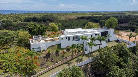 Dit eigentijdse huis met zes slaapkamers en uitzicht op de oceaan is een ideale omgeving voor natuurliefhebbers. Omgeven door palmbomen en tropische bomen en op slechts een steenworp afstand van een prachtig zandstrand, biedt de accommodatie een rust...