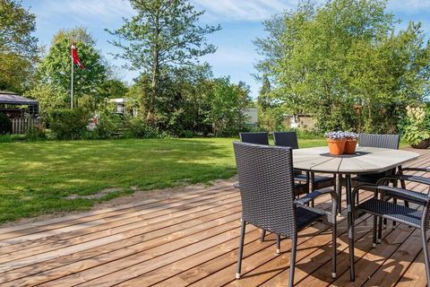 Not far from the good bathing beach at Høll is this thatched cottage with outdoor whirlpool and good terraces, where you can really enjoy the sun. The cottage is well furnished with good beds. In connection with the terrace you will find the large ou...