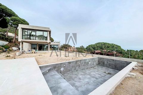 High-end villa for sale, 534m2 on a plot of 1,035m2, with a private pool, breathtaking views, and brand new, located in Cabrils, completed in April 2024. On the first floor of the property, we find a spacious living-dining room connected to the open ...