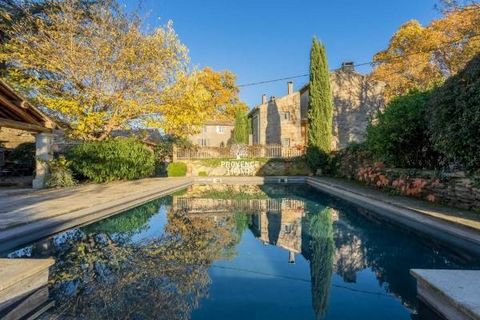 Provence Home, l'agence immobilière du Luberon, vous propose à la vente, une propriété restaurée pleine de charme dans l'un des plus beaux hameaux du village d'Oppède. Cette maison de plus de 270 m² habitables est mitoyenne mais offre une intimité to...