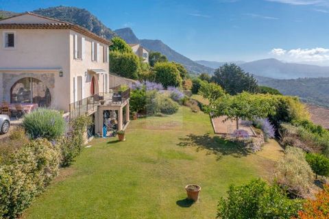 SOLE AGENT - Ideally located in a very sought after residential area of Vence, in absolute calm, this very beautiful villa of 'mason construction' from 2006 is built on a plot of 2000m2. In a dominant position, a veritable balcony on the French Rivie...
