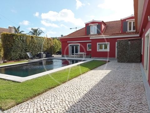 Magnificent 6 bedroom villa in Cascais, in a privileged location, based on a plot of 1800 sqm, which offers all the conditions to provide a truly pleasant life, thanks to its unusual features of luxury and comfort. This villa has a floor area of 480 ...