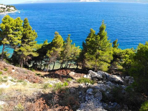 This exclusive plot of land offers an incredible opportunity to build right next to the coast in a beautiful bay not far from Omiš, located in one of the most beautiful parts of the Adriatic coast. It is located in a unique location with a spectacula...