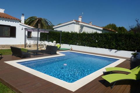 Cette confortable maison de vacances dispose d'une piscine privée et est à proximité du beau village de Sant Pere Pescador, à seulement 1 kilomètre de la spectaculaire plage de sable. La belle maison de plain-pied, offre un agencement chaleureux et a...