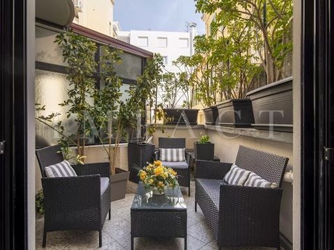 Ideally located in the town centre, this 86 m² flat is located in a luxury residence in the heart of the rue d'Antibes. It comprises a 12 m² terrace - 3 rooms with 2 bedrooms, 2 bathrooms, a double living room, a kitchen, south facing position. On th...