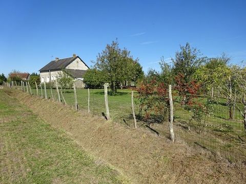SUD TOURAINE at 25 km from LOCHES, property comprising - a house of 95 m² on one level of 95 m², with kitchen-living room, 5 bedrooms, toilet, shower room, convertible attic - Adjoining garage of 45 m² -veranda - Numerous outbuildings, workshop, stab...